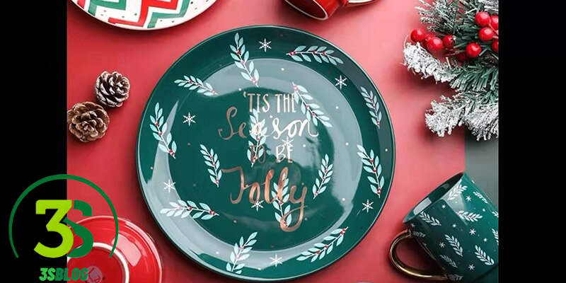 Crate and Barrel Christmas Plate